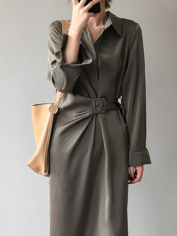 Langärmliges Midi-Hemdkleid aus Satin mit Gürtel