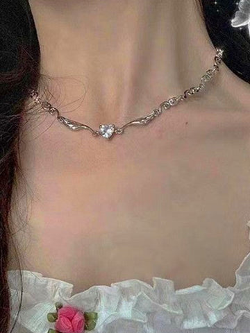 Collar de corazón con diamantes de imitación y alas de ángel