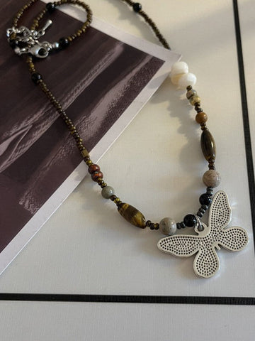 Collar de mariposa con cuentas de piedra vintage