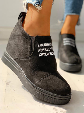 Lässige Sneakers aus Wildleder mit Buchstabenmuster