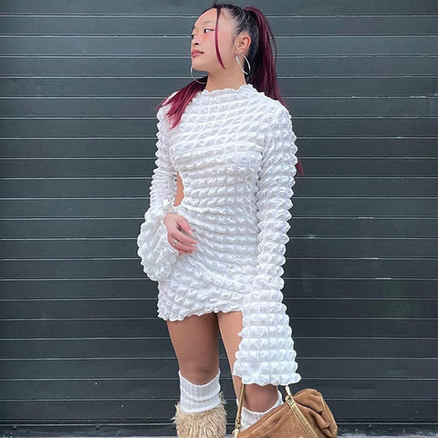 Entzückendes, langärmliges, figurbetontes Minikleid mit Popcorn-Textur und Cut-Outs - Weiß