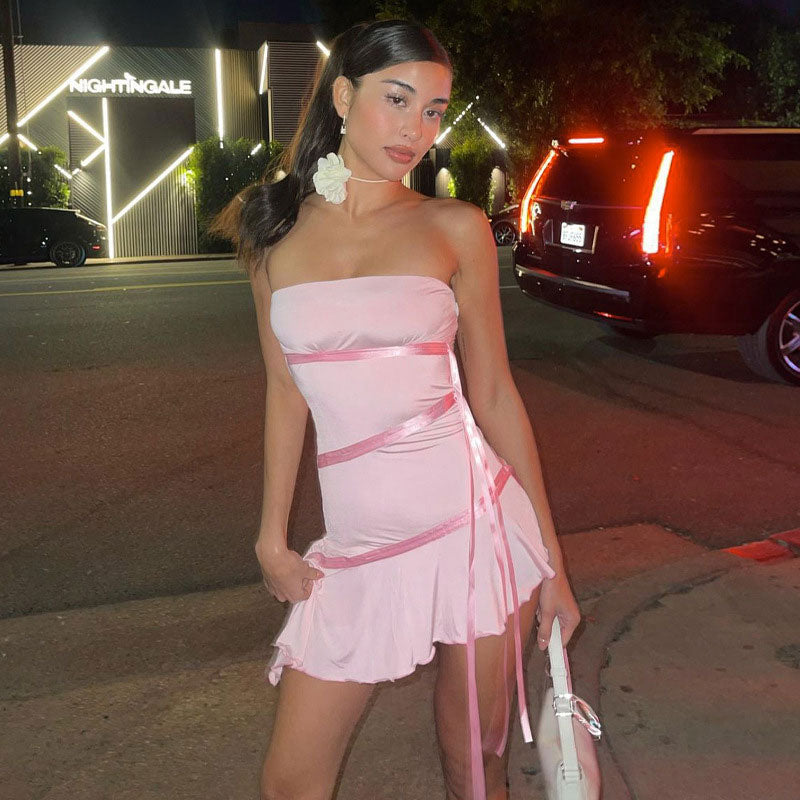 Bezauberndes, einfarbiges, trägerloses Minikleid mit Bandbesatz und Rüschensaum - Rosa