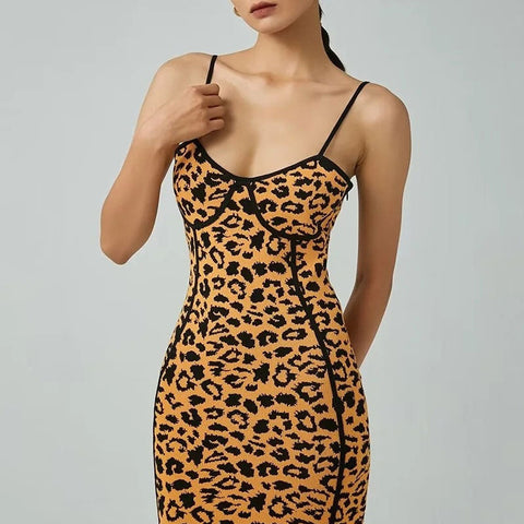 Verführerisches ärmelloses, figurbetontes Midi-Pulloverkleid mit Leopardenmuster - Leopard