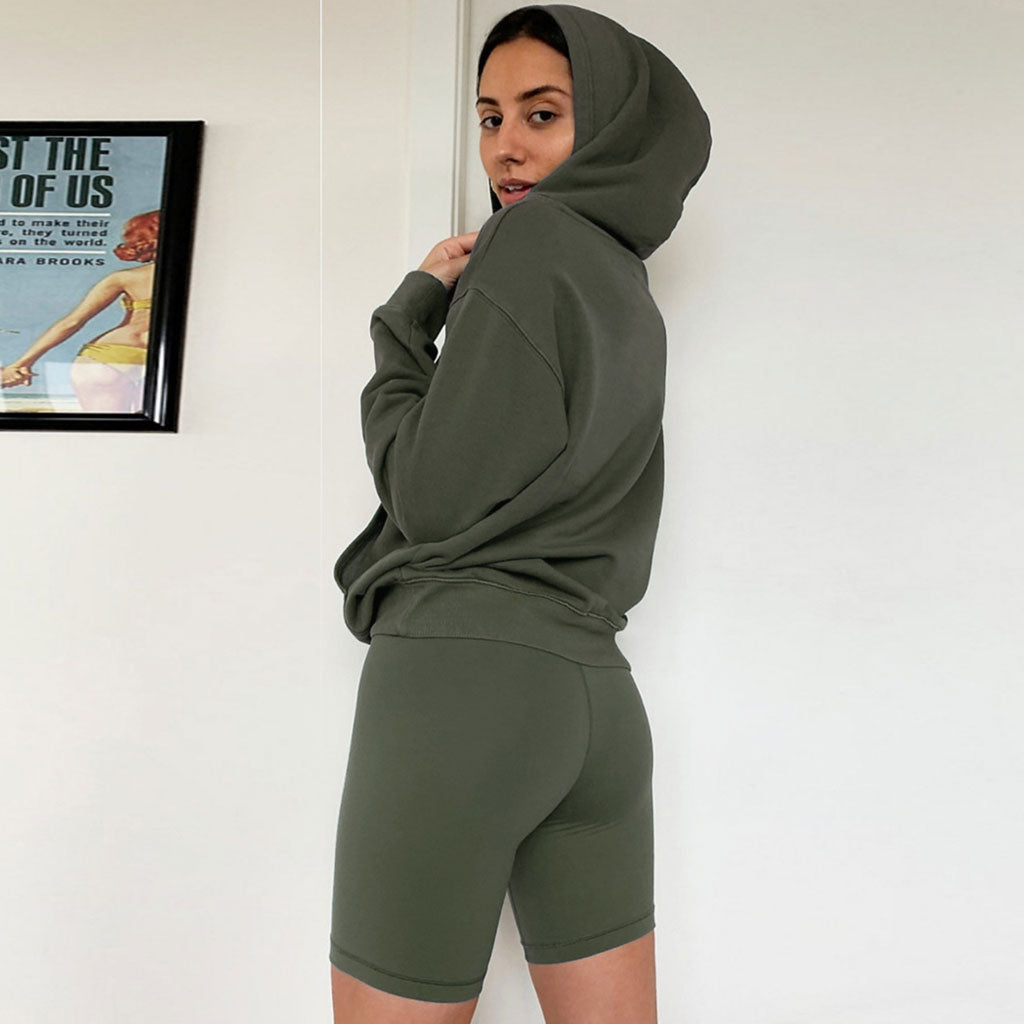 Conjunto de sudadera con capucha y shorts de motociclista a juego - Verde militar