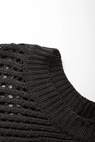 Top de punto de crochet con hombros calados en negro