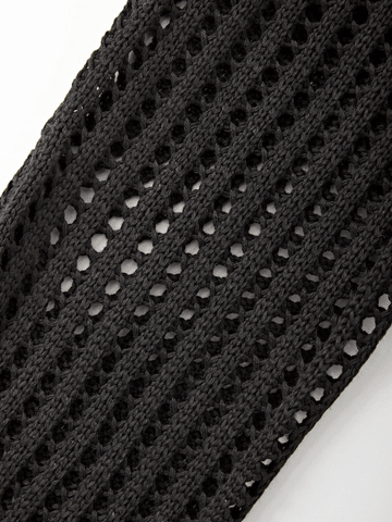 Top de punto de crochet con hombros calados en negro