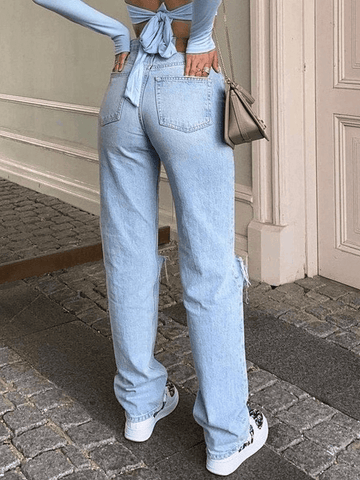 Blau verwaschene Jeans mit geradem Bein und Rissen am Knie