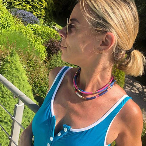 Collar bohemio playero con cuentas de colores variados - Azul rey