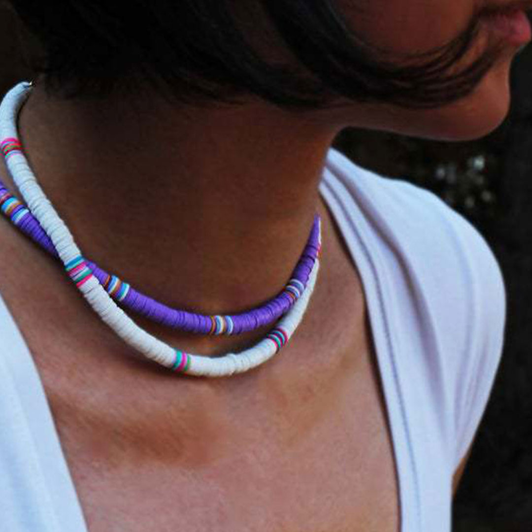 Collar bohemio playero con cuentas de colores variados - Blanco