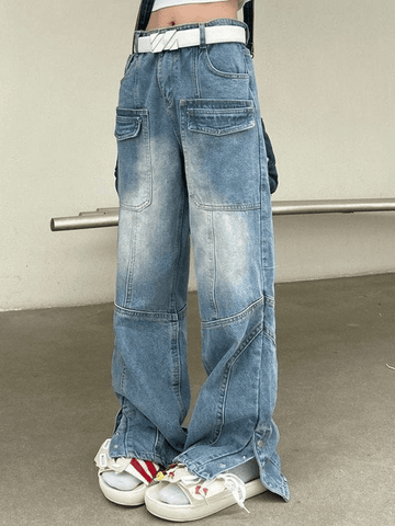 Blaue Cargojeans mit Schlitz und Knöpfen