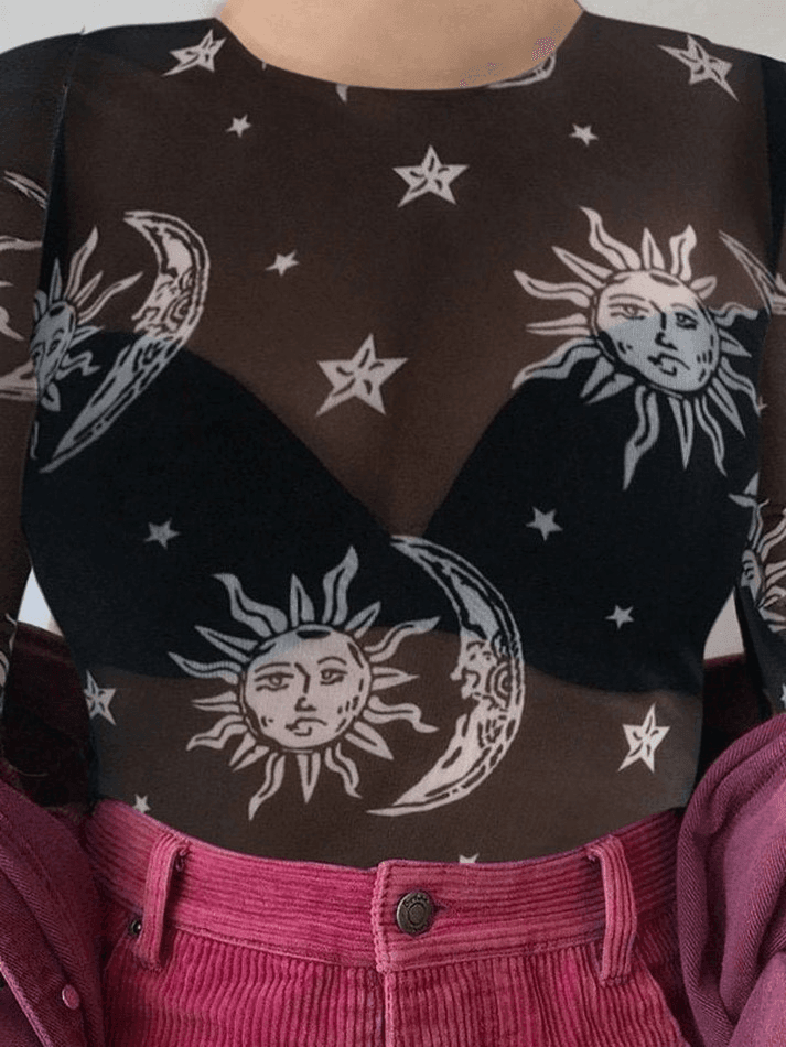 Top corto de malla transparente con estampado celestial