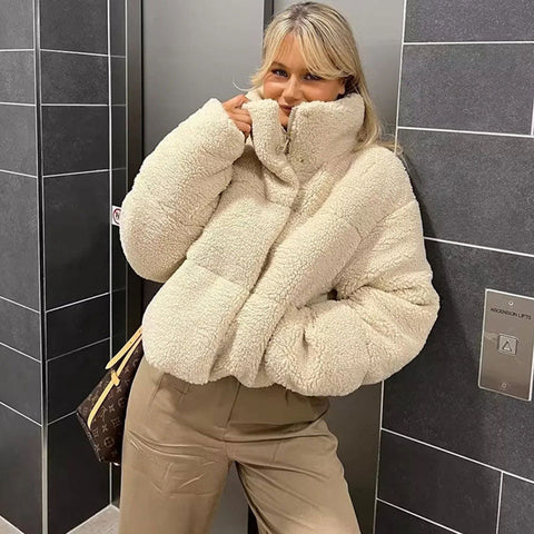 Abrigo acolchado corto con cuello alto, manga larga y cremallera - Beige