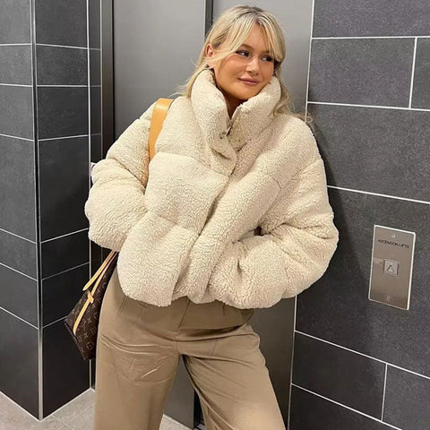 Abrigo acolchado corto con cuello alto, manga larga y cremallera - Beige