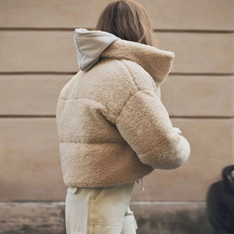 Abrigo acolchado corto con cuello alto, manga larga y cremallera - Beige