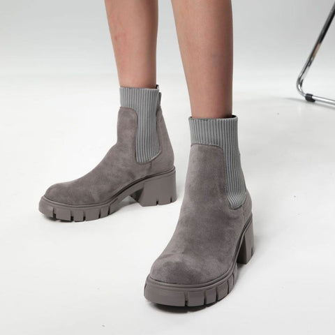 Botines clásicos de ante con suela dentada y punta redonda - Gris