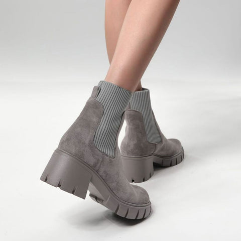 Botines clásicos de ante con suela dentada y punta redonda - Gris