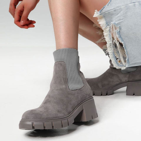 Botines clásicos de ante con suela dentada y punta redonda - Gris