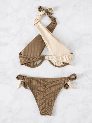 Geripptes Bikini-Set mit überkreuzten Farbblöcken