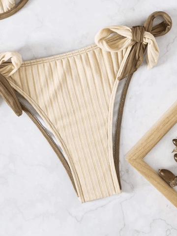 Geripptes Bikini-Set mit überkreuzten Farbblöcken