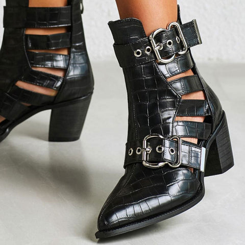 Ankle Boots mit Krokodilprägung, Cut-out-Besatz und Schnalle im Blockabsatz - Schwarz