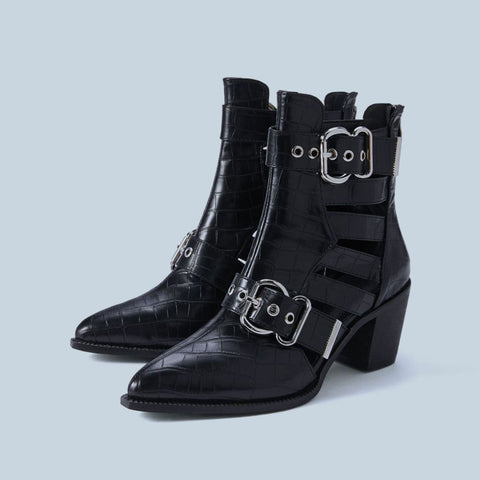 Ankle Boots mit Krokodilprägung, Cut-out-Besatz und Schnalle im Blockabsatz - Schwarz