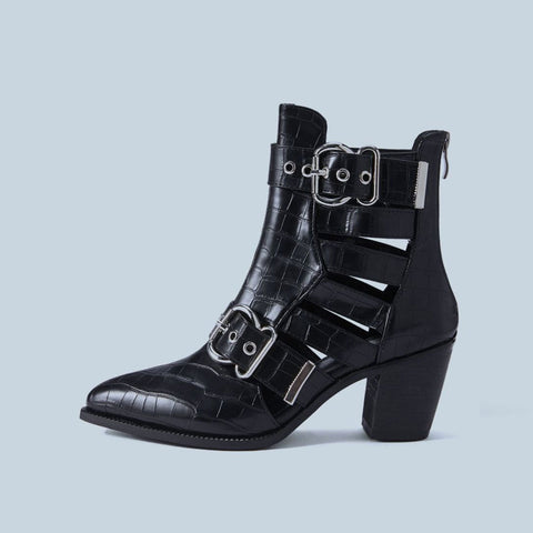 Ankle Boots mit Krokodilprägung, Cut-out-Besatz und Schnalle im Blockabsatz - Schwarz