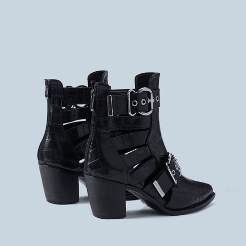 Ankle Boots mit Krokodilprägung, Cut-out-Besatz und Schnalle im Blockabsatz - Schwarz