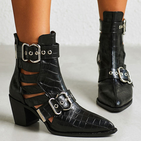 Ankle Boots mit Krokodilprägung, Cut-out-Besatz und Schnalle im Blockabsatz - Schwarz