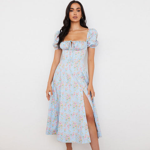 Maxi-Sommerkleid mit Gänseblümchen-Print, Puffärmeln und hohem Schlitz - Hellblau