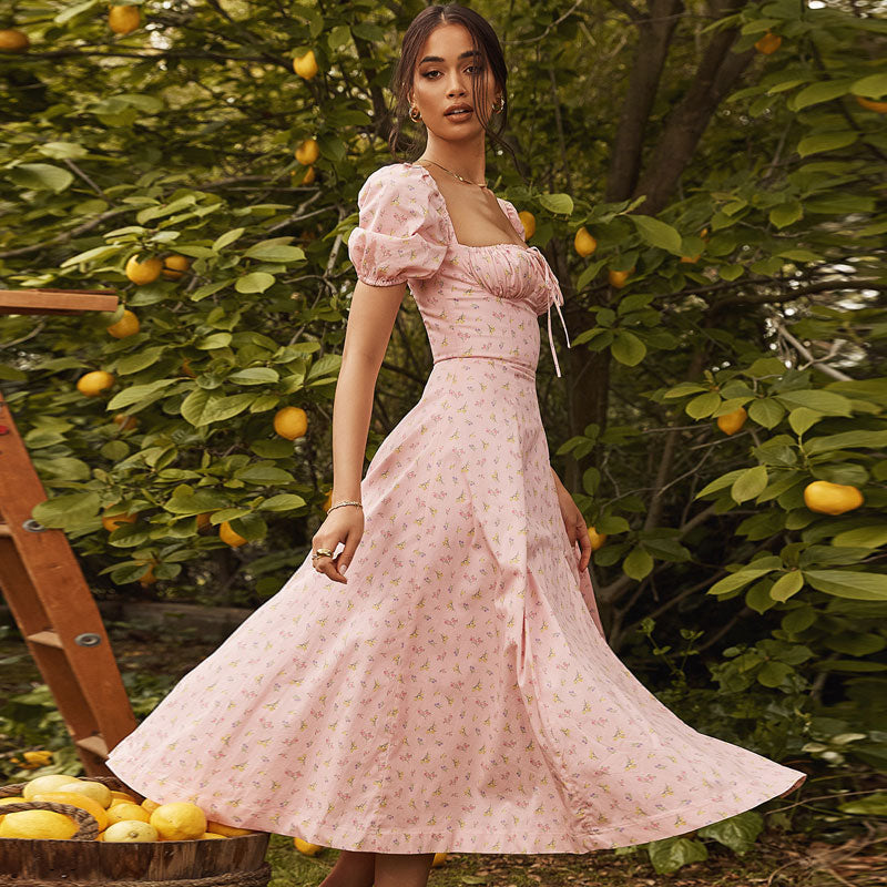 Maxi-Sommerkleid mit Gänseblümchen-Print, Puffärmeln und hohem Schlitz - Rosa