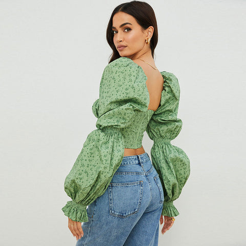 Top corto con mangas abullonadas y corpiño anudado al frente con estampado de florecitas - Verde