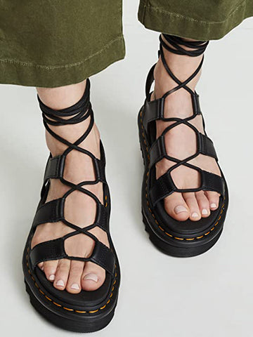 Flache Sandalen mit überkreuzten Riemen