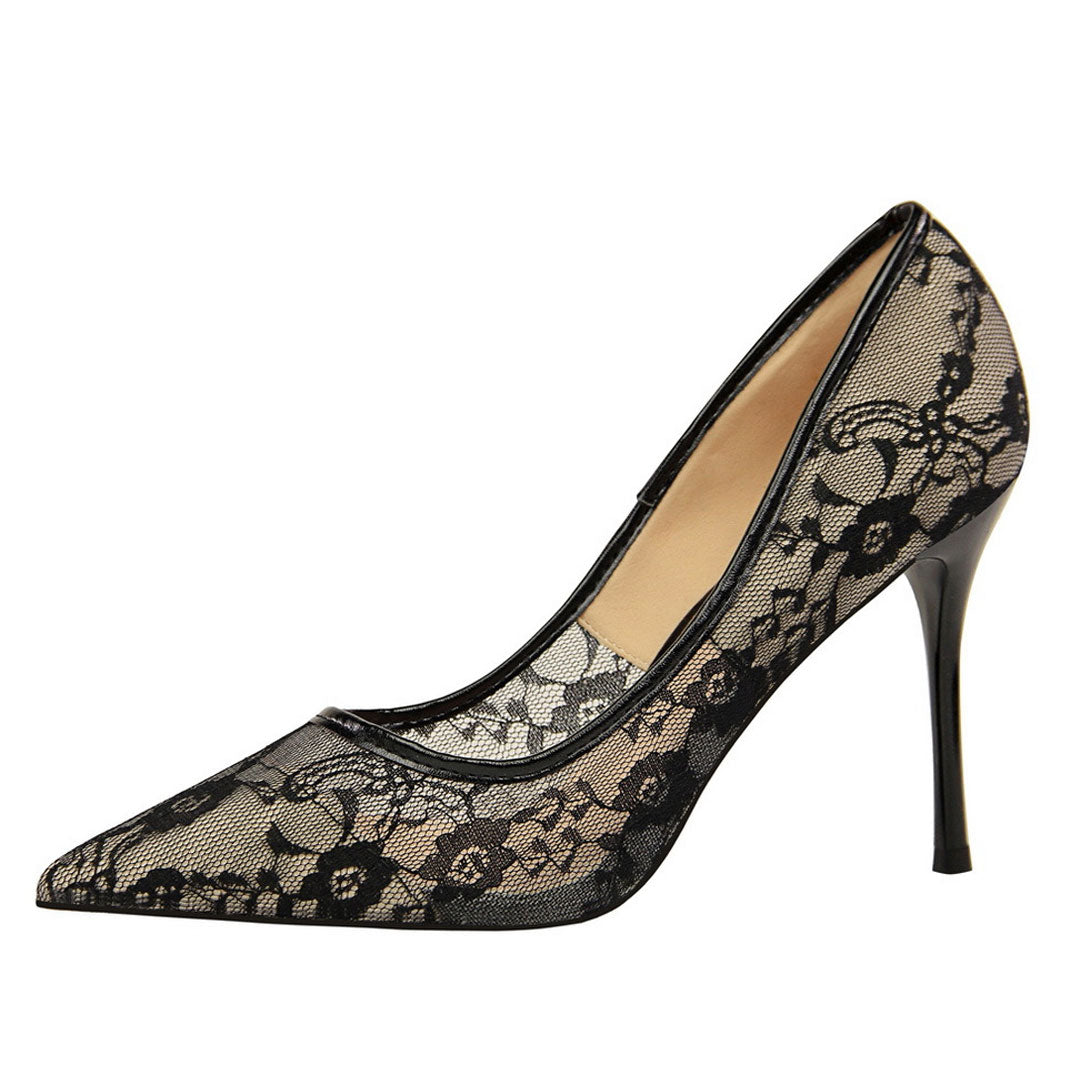 Pumps mit spitzer Zehenpartie und Blumenspitze und Stilettoabsatz - Schwarz