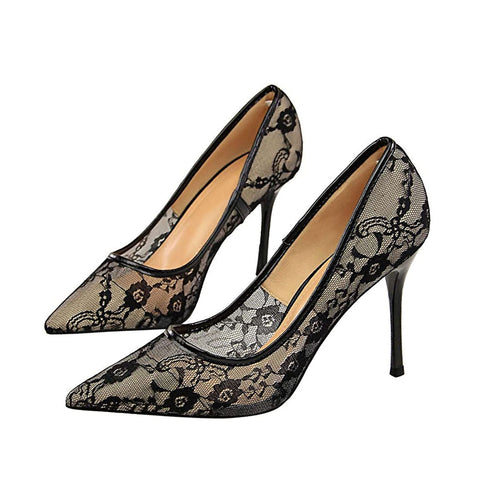 Pumps mit spitzer Zehenpartie und Blumenspitze und Stilettoabsatz - Schwarz