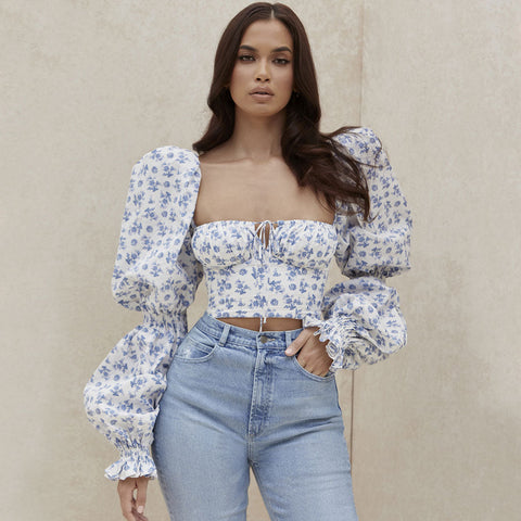 Top corto con estampado floral, mangas abullonadas y lazo frontal - Blanco