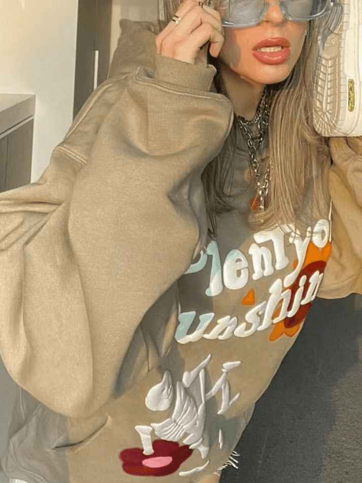 Hoodie mit Graffiti-Buchstaben und Totenkopf-Grafik