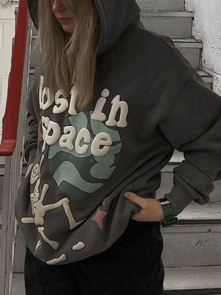 Sudadera con capucha con estampado de calavera y letras de grafiti