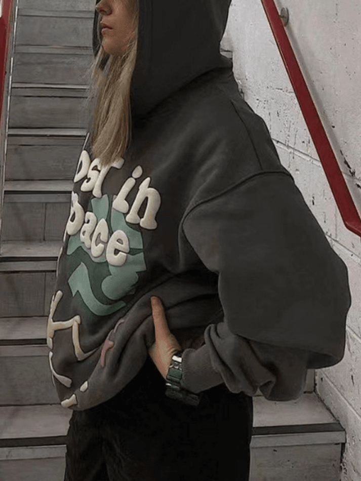 Hoodie mit Graffiti-Buchstaben und Totenkopf-Grafik