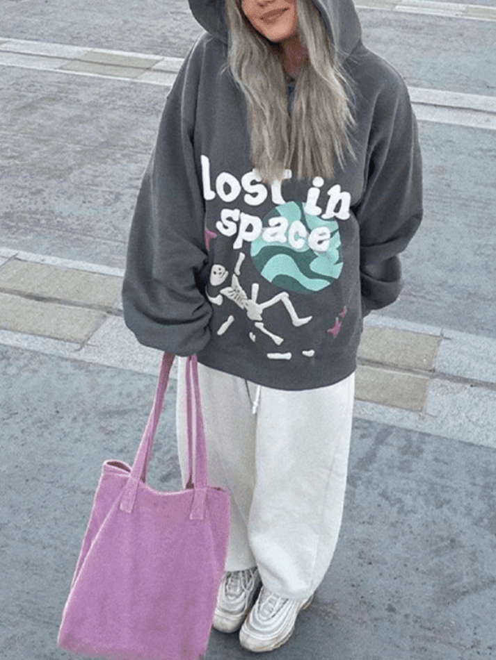 Sudadera con capucha con estampado de calavera y letras de grafiti