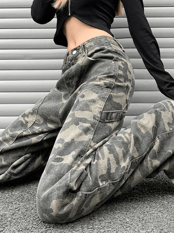 Grüne, gewaschene Cargo-Jeans mit Camouflage-Muster