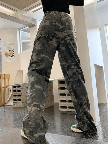 Grüne, gewaschene Cargo-Jeans mit Camouflage-Muster