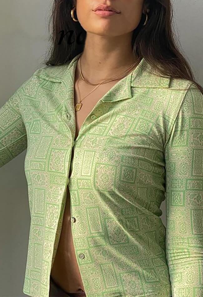 Blusa con botones y estampado de solapa verde