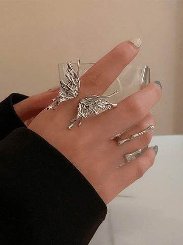 Anillo de puño con mariposa grunge