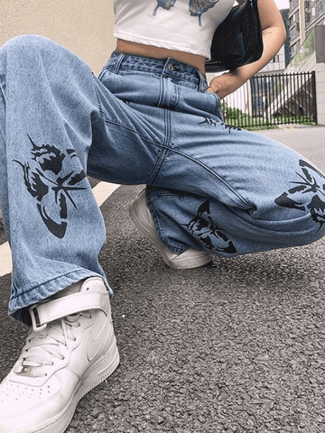 Boyfriendjeans mit Schmetterlings-Print und hoher Taille