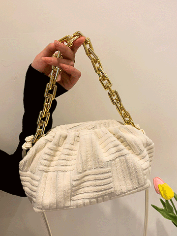 Bolso de mano con cadena y toalla