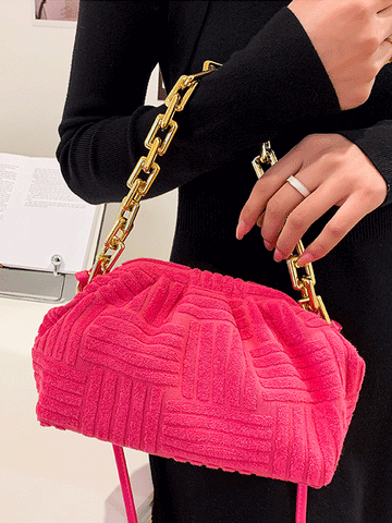 Bolso de mano con cadena y toalla