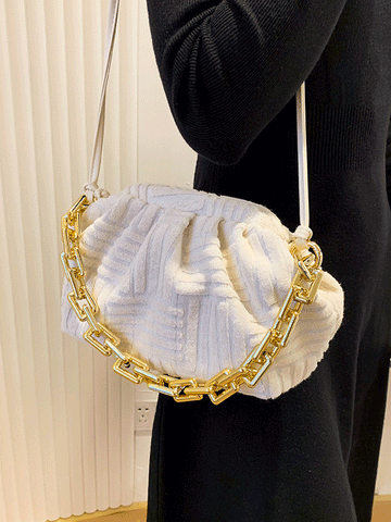 Bolso de mano con cadena y toalla