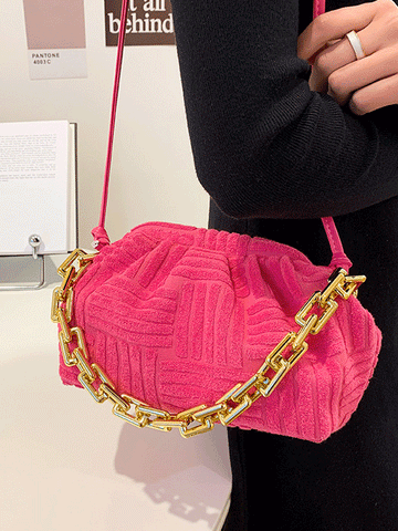 Bolso de mano con cadena y toalla