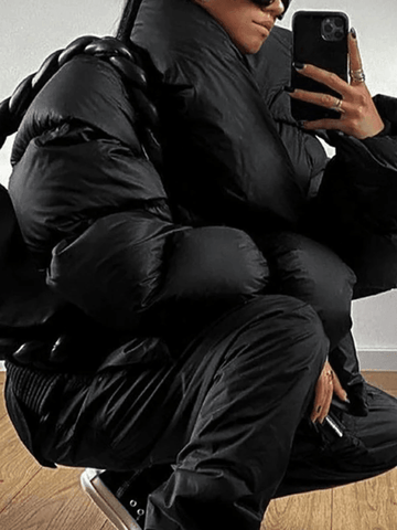 Schwarze Pufferjacke mit Muffler-Schal-Detail