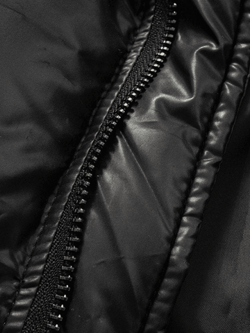 Schwarze Pufferjacke mit Muffler-Schal-Detail